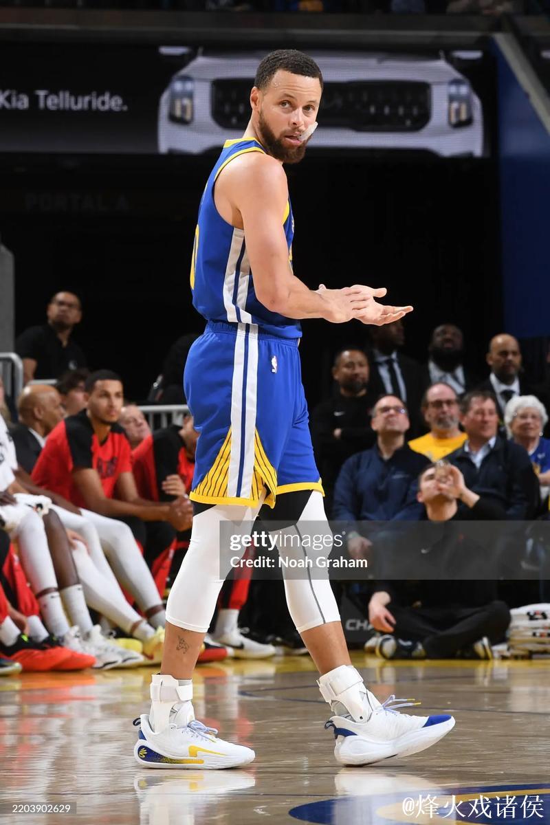 巴特勒控球送助攻 库里空位三分飙射